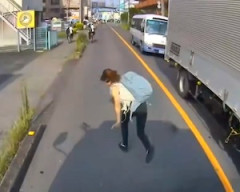 【動画】自◯級飛び出し女をはねてしまうトラックのドラレコ。