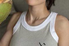 【画像】ソフマップさん、美女にマイクロビキニを着せてパシャリwww