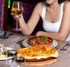 「モリモリ食べる女」VS「少食な女」