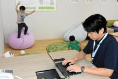 東京都庁で都職員が「子連れ出勤」体験会　「家より仕事しやすい」