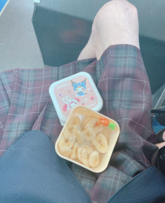 JK(16)「ママ...お弁当は？」シンママ(34)「ごめんね...こんなのしか作れなくて...」