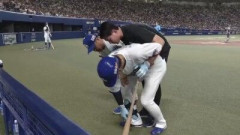 中日・土田龍空、死球で肩甲骨骨折