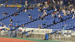 【朗報】韓国人「アウェイの横浜で掲げた、まさかの日本語横断幕」