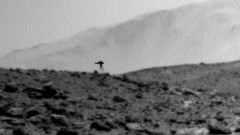 火星人…なのか？キュリオシティが撮影した画像に謎のクラゲ型宇宙人のような影
