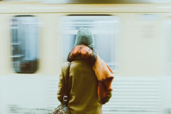 若い女が優先席に座っていた。おじいさん「妊婦でもババアでもないのに優先席に座るな！」おじいさんが女を杖で攻撃！　女「お前になにがわかる！うわぁぁぁぁ…..！」私「！？」