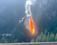 【動画】イタリアでオートジャイロがケーブルに接触して墜落。2人死亡。