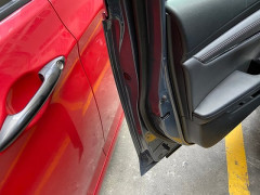 新車買って買い物来たけどドアパンチ怖くて降りられない