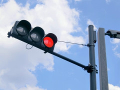 めちゃくちゃ遅い車が信号赤になりかけると急加速して後ろのワイだけ信号に捕まる現象ｗｗｗｗｗｗｗｗｗｗ