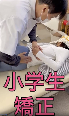 【動画】整体師さん、完全に女子小学生の臀部を触ってしまうｗｗｗｗｗ