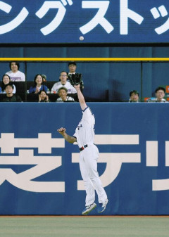 【朗報】井上一樹、雑音を一蹴、「周りの人が四の五の言っても、こちらの方でジェイソン（ボスラー）を右翼で使っているわけだから」