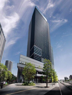 【悲報】マンション11階から飛び降りた男性、下にいた女性（23）が死亡し逮捕。本人は会話ができるまで回復