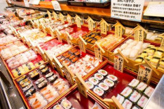 【悲報】スーパーで半額のお惣菜やお刺身物色してる服がボロボロのおじさんいるでしょ？