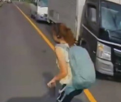 【動画】ヘッドホン女子、ノールックで急に車道に走りこむｗｗｗｗｗ