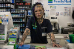 【物議】ファミマが髪型・髪色を自由化→ヒジャブなど宗教上の服装も認める新ルールに賛否…