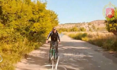 田舎道で自転車に乗ったウクライナの少年が、ロシアのドローンに殺害されてしまう映像！