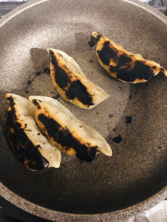 【画像】ギョウザ焼いてみた結果wwwwwww