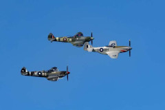 オーストラリアで開催された「パシフィック・エアショー」で第2次世界大戦時代の戦闘機と現代の航空機が共演！