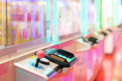 【怖すぎ】クレーンゲームやってたら知らん幼い姉弟4人がずっと隣にいた　→　プレイが見たいのかなと思った直後、最悪の展開に…