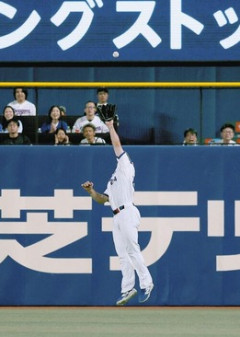 【朗報】井上監督、ボスラーの守備批判を一蹴「こちらで右翼で使っている」