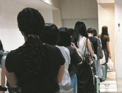 【困惑】女「女に生まれて損や！」学者「女性は怒っていい」“女子トイレ行列問題”に国「男子トイレ多すぎ」