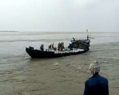【動画】ガンジス川で船が転覆して21人が投げ出される。2人が行方不明に。