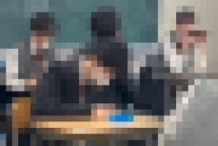 【悲報】陰キャさん教室が大盛り上がりなのに独り下を向いてスマホをやり続けてしまう