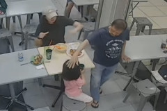 《他人の子の頭をなでると“不審者”？》女児の頭なでた73歳男性がブッ飛ばされ骨折…防カメ映像拡散で大論争に「勝手に触るな」vs.「過剰反応」【シンガポール】