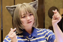 【動画】この女の子、なんで服の上からブラつけてるの？ｗｗｗ