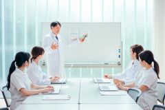 医学生「はぁ…はぁ…めっちゃ勉強して医師免許とったぞ…！さて！みんなの肛門を治すか！」⇒肛門科医