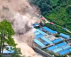 【動画】下流の全てを飲み込んで破壊するネパール大洪水の新しいビデオ。