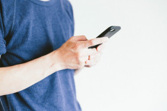 妻の職場の対応に納得できないが、夫が不満を口にするのもどうかと悩んでいる。
