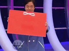 板を掲げて歩き続けると8の字の紙がいつまでも落ちてこない「メビウスの輪が暴走した」【海外の反応】