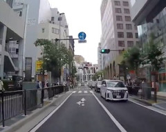 【動画】川崎で信号無視のノールック女をひきかける恐怖のドラレコ。