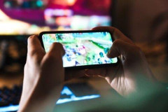 【悲報】スマホゲーム、中高年しかやっていなかった