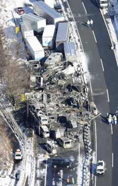【群馬】関越道の６７台絡む２人死亡事故、男女２６人を書類送検…速度調整など安全走行を怠った疑い  [ぐれ★]