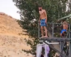 【動画】欠陥？飛び込み台から飛び込もうとした男性の足が！足が！
