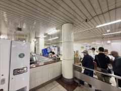 【悲報】日本人、ポケカ自販機に長蛇の列を作るｗｗｗｗｗ