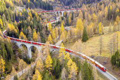 【動画】スイスの世界最長列車、圧巻の100両運行がヘビ級に美しすぎる件wwww