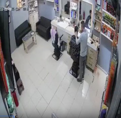 【閲覧注意】床屋のオッサン、客を盾にして殺し屋の銃撃から身を守ってしまう😢