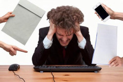 年度末の忙しい時期に、嫁から「仕事終わりが遅いの？転職は?」など何度も言われる。家族のために一生懸命働いてるんだよ！