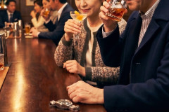 飲食店で「時計」を着けたままカウンターに座るのはマナー違反ｗｗｗ