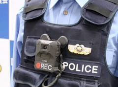 警察官のウェアラブルカメラ全国導入へ、試験運用で有効性を確認
