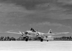 1945年8月19日、日本降伏の使節団を乗せた一式陸上攻撃機が沖縄の米軍飛行場に着陸！