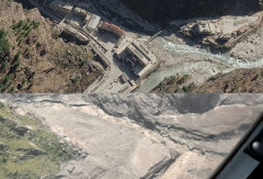 ネパール・中国の国境検問施設、洪水で跡形もなく消失…航空写真が前後の様子を捉える！