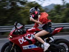 【動画】女性ライダーさん、時速220キロ超で「ながらスマホ」して捕まるｗｗｗｗｗｗｗ