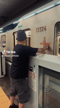 東京メトロ日比谷線で電車の外側にスマホを貼り付けて動画を撮影したバカみつかる