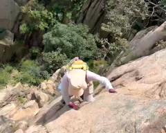 【動画】フリークライミングで岩山から落下してしまう女性が撮影される。