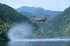 インドネシアの山林火災で自衛隊ヘリを派遣、国外消火活動は初めて！