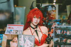 【画像】コミケ「コスプレ写真集2000円は高い？」