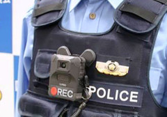 警察官の『ウエアラブルカメラ（装着カメラ）』、全国導入へ　27年度から、有効性を確認
